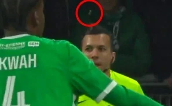 Người hâm mộ Ligue 1 của Pháp lại náo loạn: trợ lý trọng tài bị mảnh vỡ đập vào người, trận đấu Lyon và Saint-Etienne bị gián đoạn gần một giờ