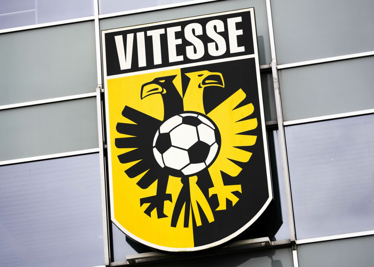 Vitesse bị trừ 6 điểm vì nộp hồ sơ trễ. Tổng số điểm bị trừ trong mùa giải này là 39 điểm, xếp cuối bảng Eredivisie.