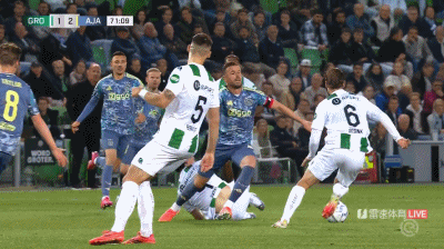 Các cầu thủ Ajax đã xô xát sau trận đấu sau khi có bàn gỡ hòa ở phút 99, dẫn đến chuỗi 4 trận thua liên tiếp.