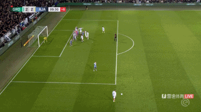 Các cầu thủ Ajax đã xô xát sau trận đấu sau khi có bàn gỡ hòa ở phút 99, dẫn đến chuỗi 4 trận thua liên tiếp.