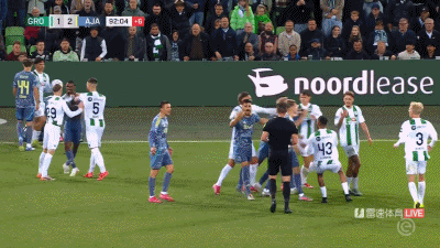 Các cầu thủ Ajax đã xô xát sau trận đấu sau khi có bàn gỡ hòa ở phút 99, dẫn đến chuỗi 4 trận thua liên tiếp.