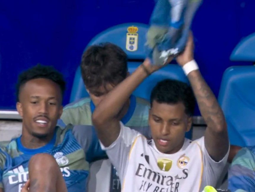 Rodrigo phàn nàn về việc bị thay ra và ném khăn trong sự tức giận