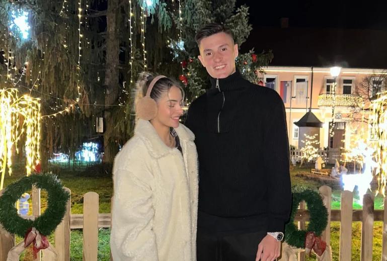 Chiếc xe jeep đỏ của Sheshko khiến người hâm mộ phàn nàn: "Nó quá sến súa. Tôi hy vọng kỹ năng chơi bóng của anh ta tốt hơn sở thích xe hơi của anh ta."