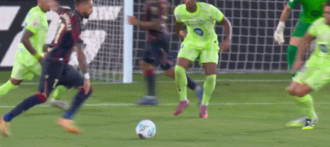 Chuyên gia trọng tài: Cùng một trọng tài và cùng một pha chạm bóng, tình huống của Chuameni và Balde lại khác nhau