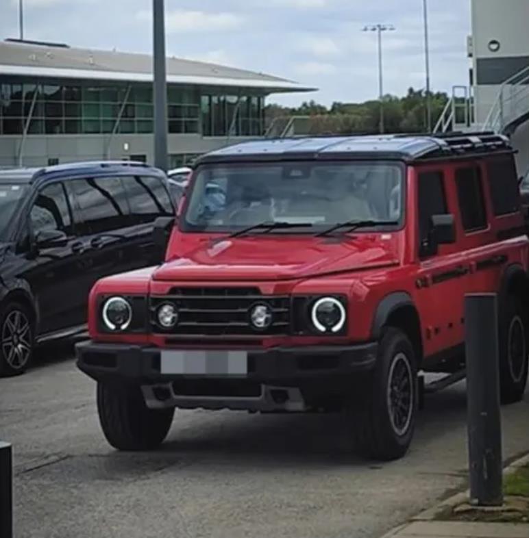 Chiếc xe jeep đỏ của Sheshko khiến người hâm mộ phàn nàn: "Nó quá sến súa. Tôi hy vọng kỹ năng chơi bóng của anh ta tốt hơn sở thích xe hơi của anh ta." Chiếc xe jeep đỏ của Sheshko khiến người hâm mộ phàn nàn: "Nó quá sến súa. Tôi hy vọng kỹ năng chơi bóng của anh ta tốt hơn sở thích xe hơi của anh ta."