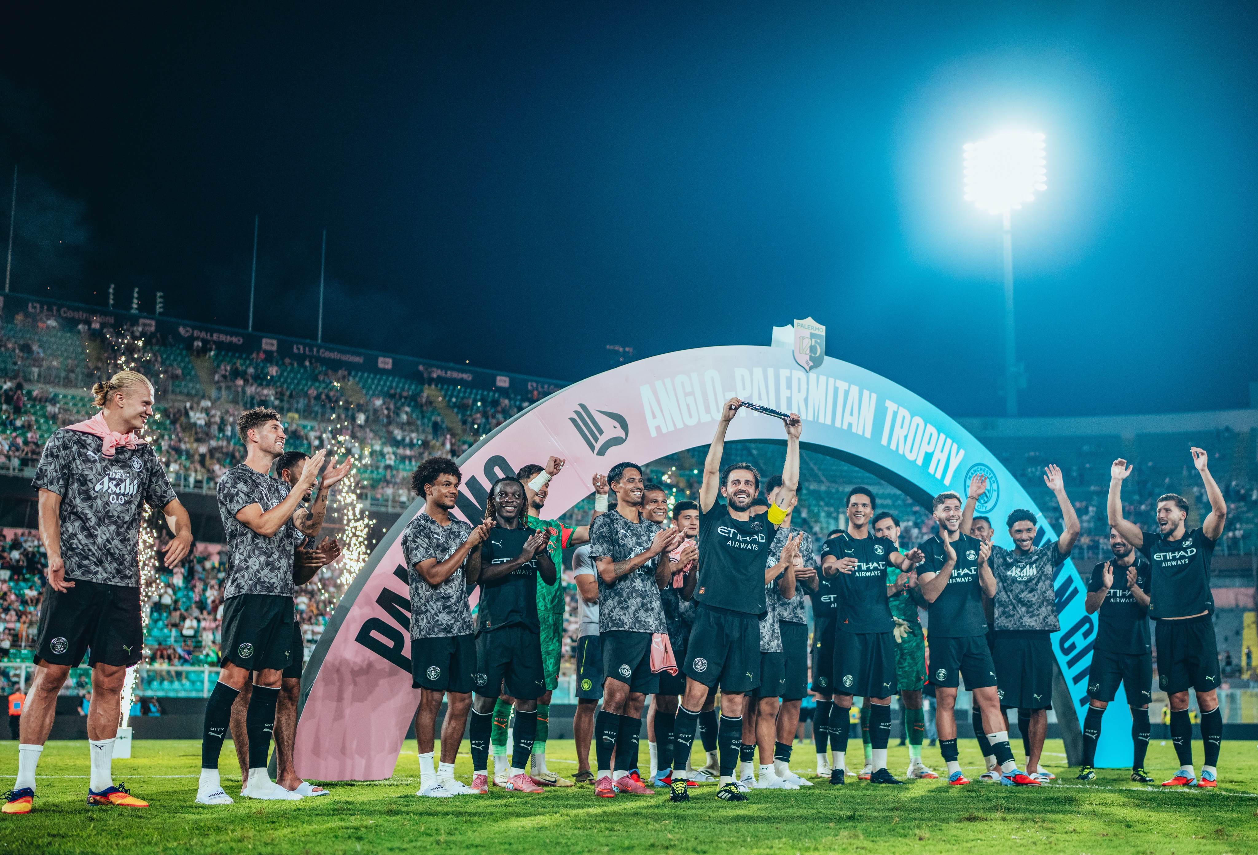 Nhận định Ngoại hạng Anh: Wolves không thắng trong bốn trận giao hữu trước mùa giải, trong khi các cầu thủ mới của Manchester City đang hòa nhập tốt với đội bóng. Nhận định Ngoại hạng Anh: Wolves không thắng trong bốn trận giao hữu trước mùa giải, trong khi các cầu thủ mới của Manchester City đang hòa nhập tốt với đội bóng.