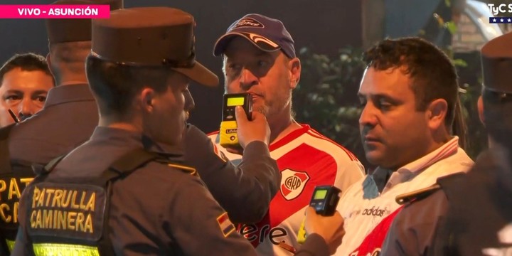 Ole: Người hâm mộ River Plate đến Paraguay để xem Copa Libertadores sẽ phải kiểm tra nồng độ cồn trước khi vào sân vận động