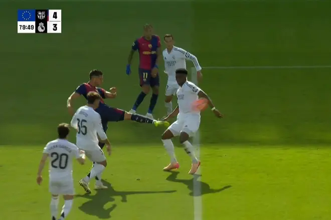 Chuyên gia trọng tài: Cùng một trọng tài và cùng một pha chạm bóng, tình huống của Chuameni và Balde lại khác nhau