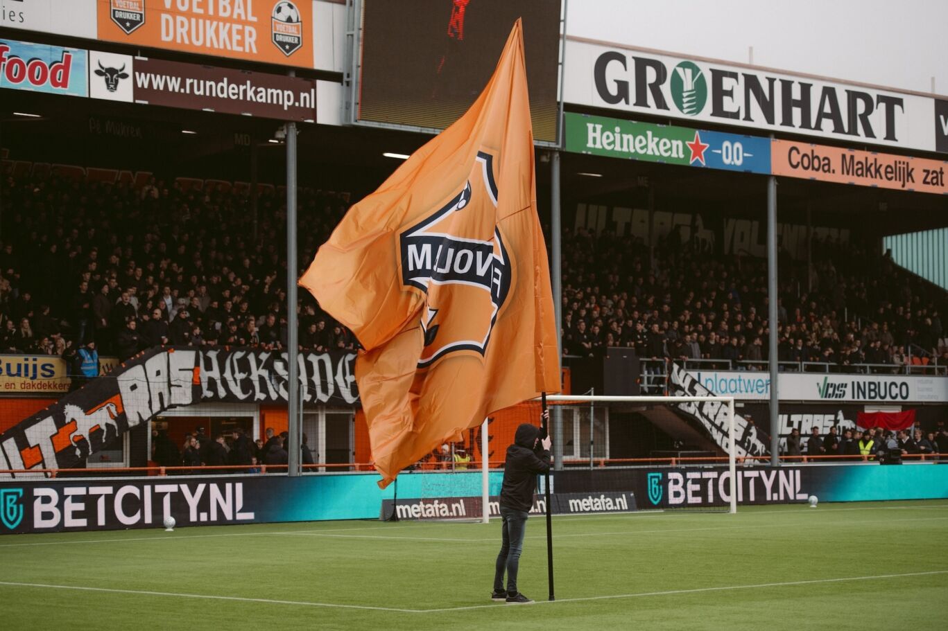 Bị phát hiện cắt góc! Volendam rút ngắn sân một mét, kế hoạch bị Liên đoàn bóng đá Hà Lan bác bỏ