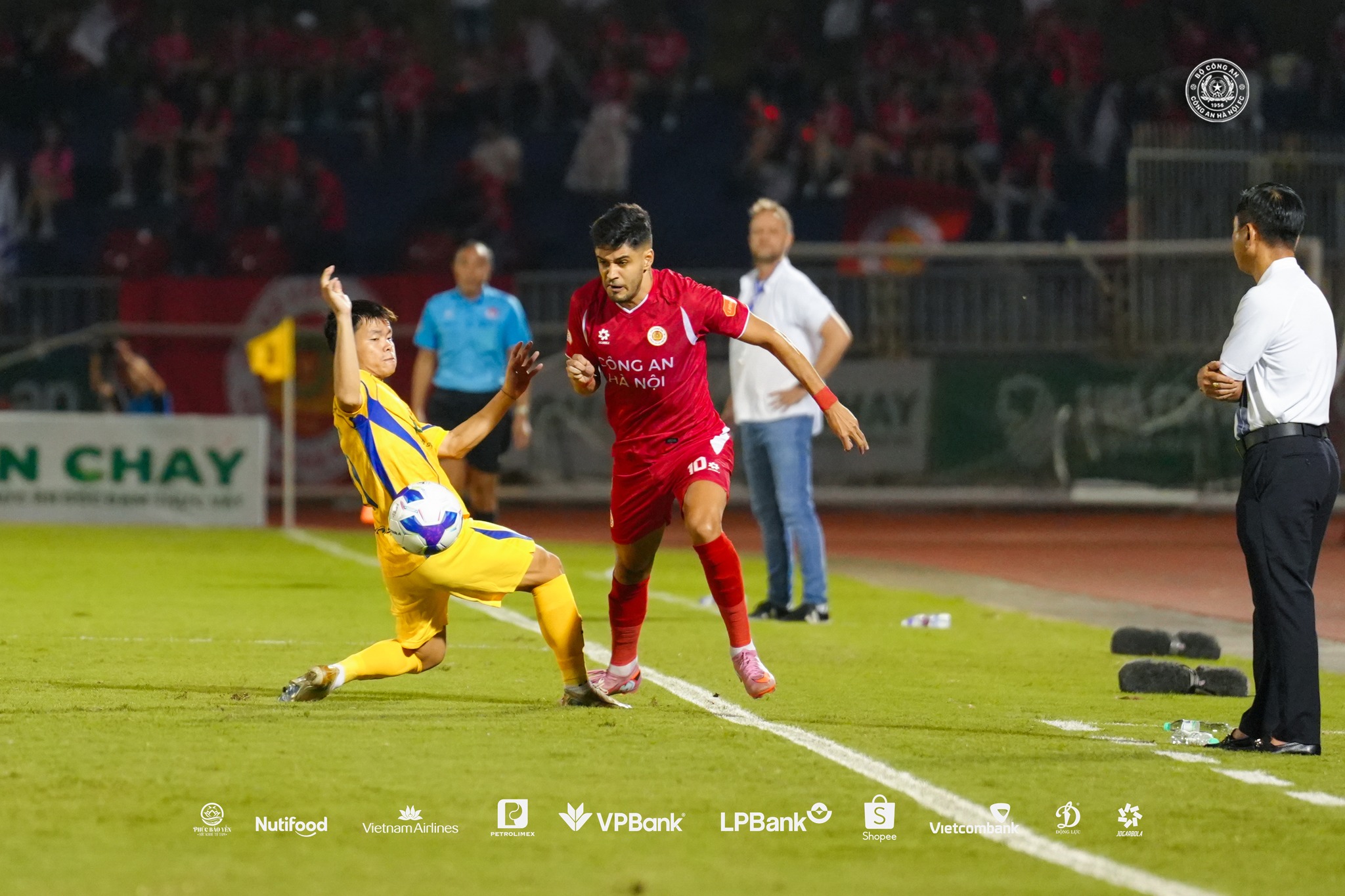 HLV Mano Polking ấn tượng với vị thuyền trưởng mới của SLNA