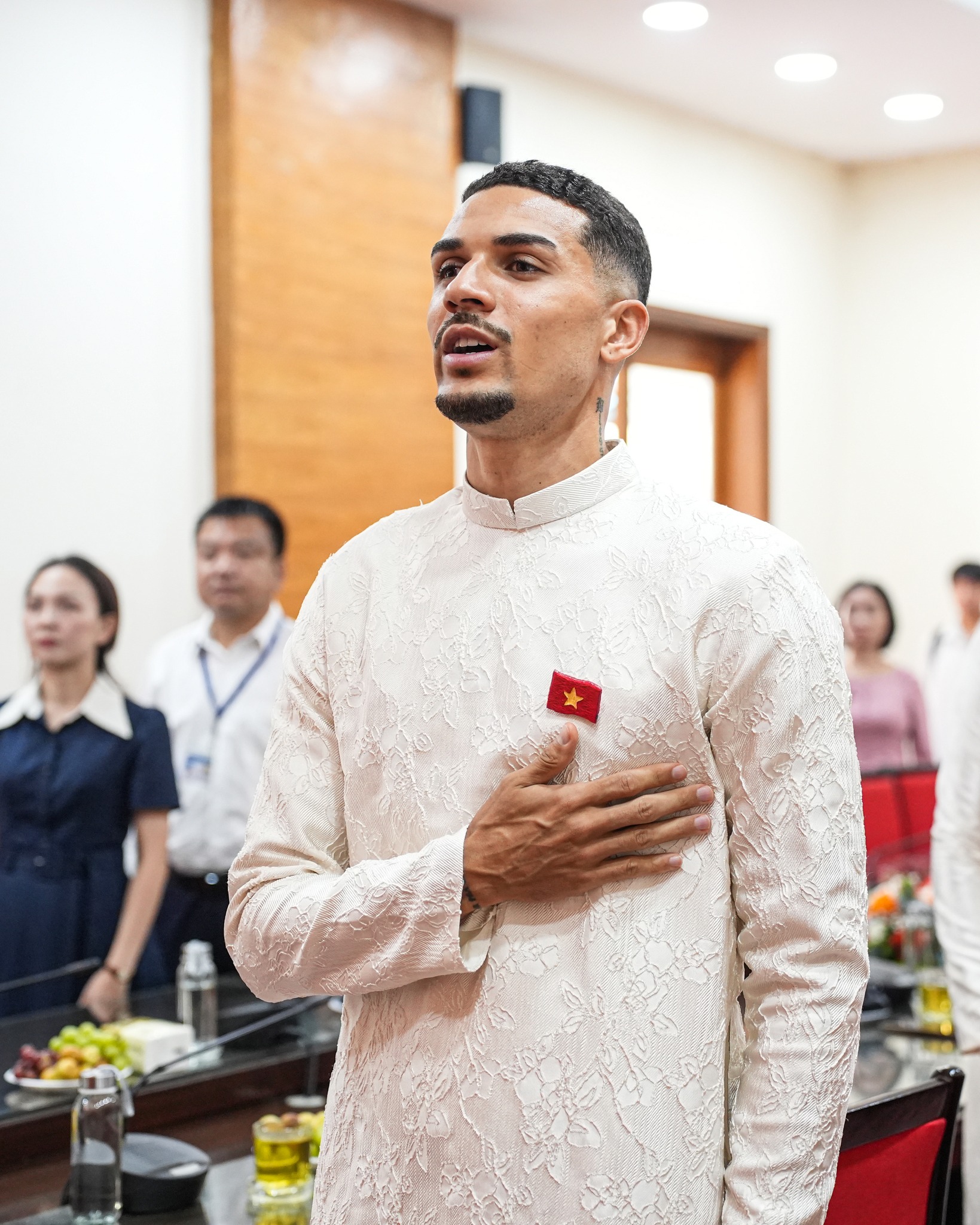 Đỗ Hoàng Hên diện áo dài trong ngày nhận quốc tịch Việt Nam 1 Đỗ Hoàng Hên diện áo dài trong ngày nhận quốc tịch Việt Nam 1