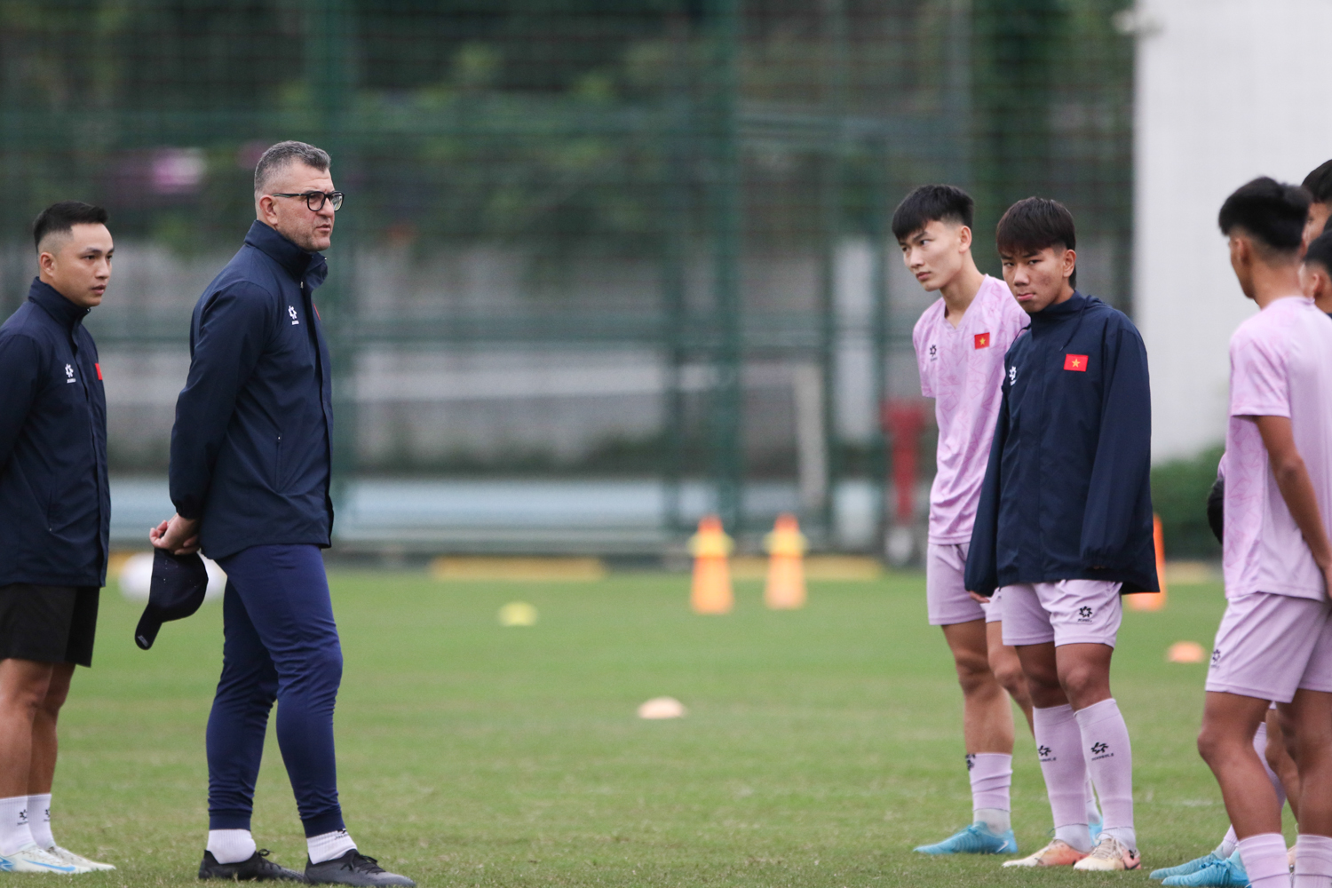 HLV Cristiano Roland hai long voi U17 Viet Nam