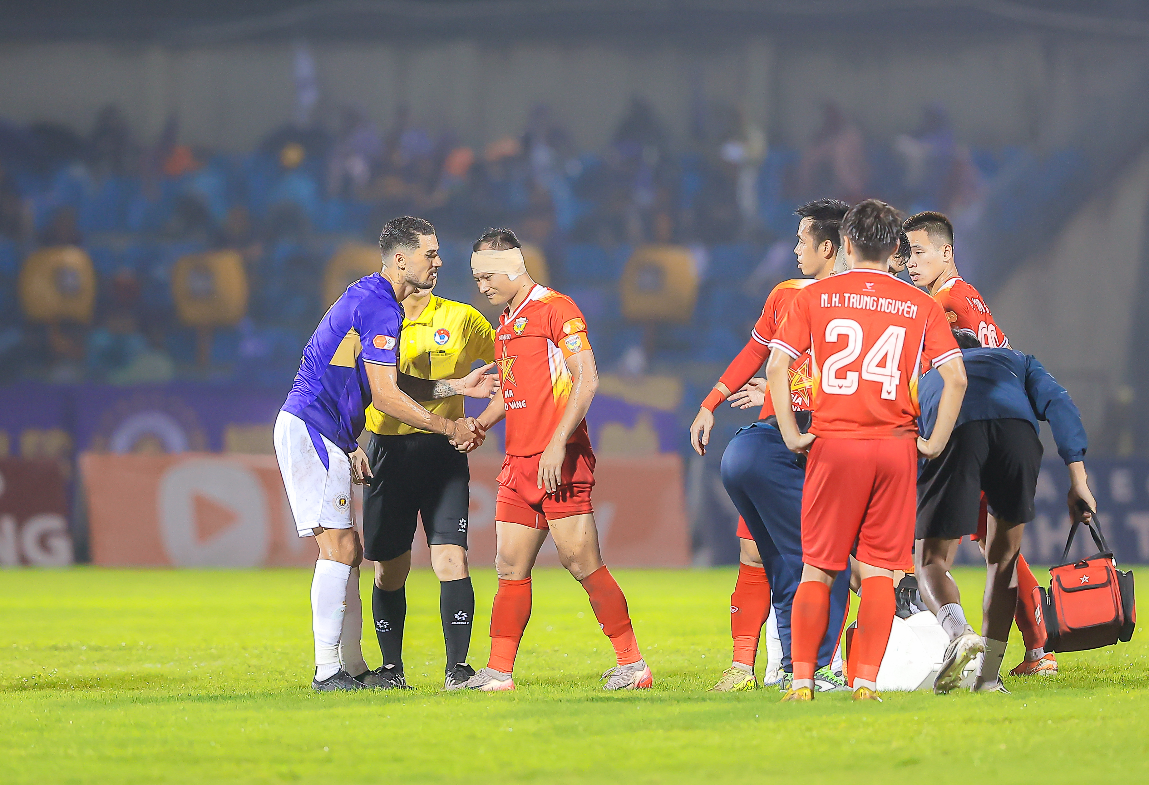 Hoang Hen gui loi xin loi toi Trong Hoang sau vu 'tai nan' hi huu