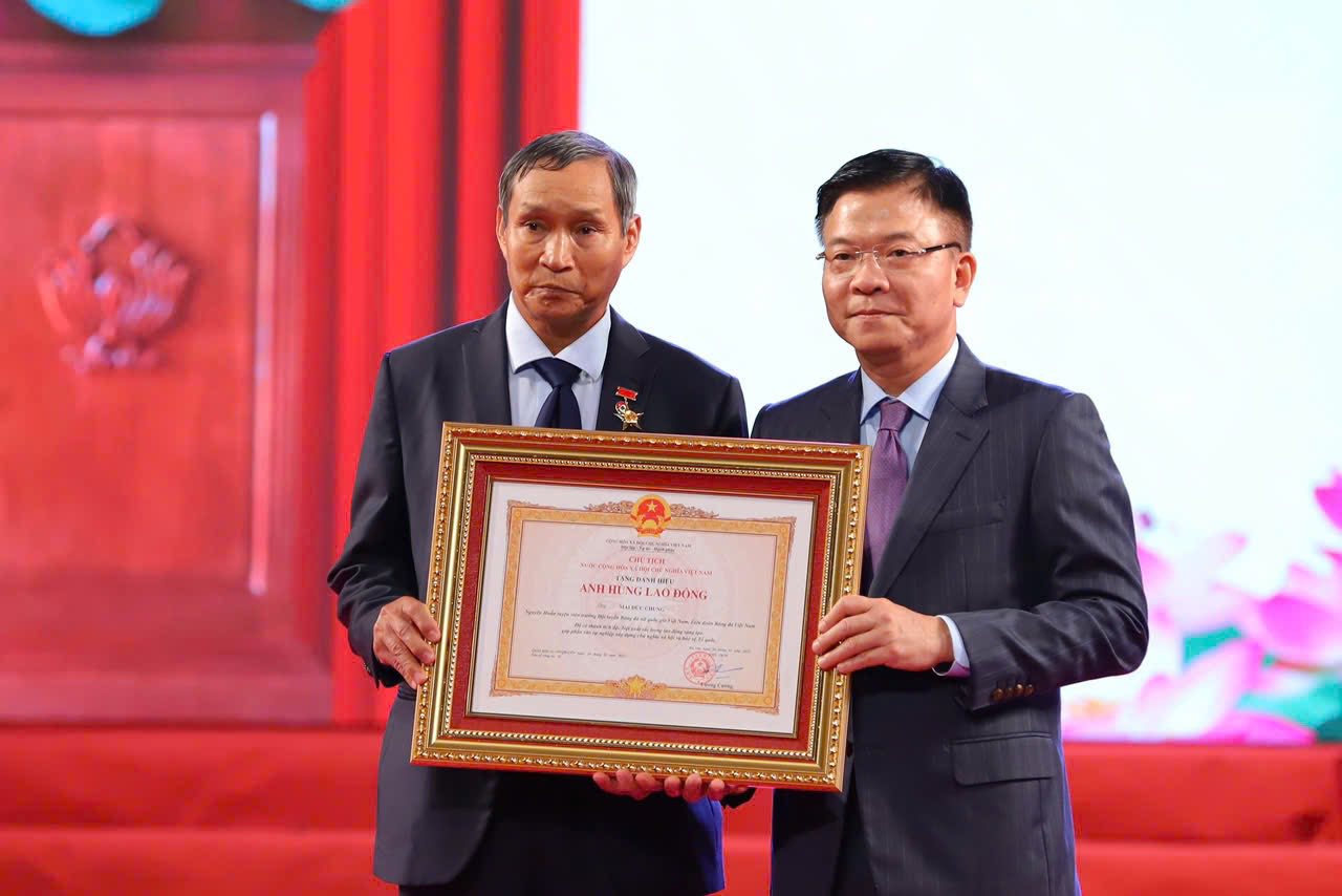 HLV Mai Đức Chung được phong tặng danh hiệu Anh hùng Lao động